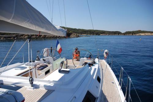 - un bateau dans l'eau avec 2 personnes dans l'établissement Imagine, à Hyères