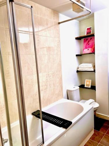 ein Bad mit einer Dusche und einem weißen WC in der Unterkunft 5 Bedroom Contractors Accommodation in Dartford Kent - Spacious Holiday Home - Close To Dartford Crossing - Close To City Centre in Dartford