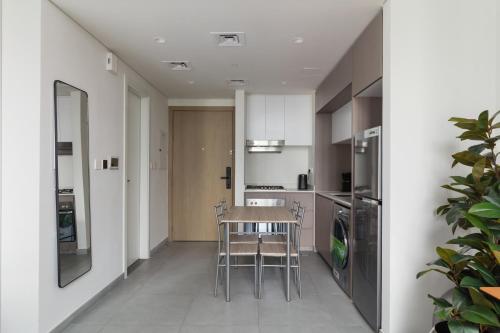 Una cocina o cocineta en Sahab - Hermes Leather Home