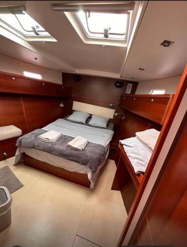 - une chambre dans un bateau avec un lit dans l'établissement Imagine, à Hyères