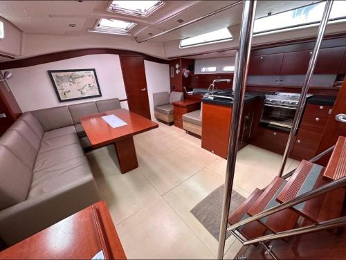 Cette petite chambre comprend un canapé et une table. dans l'établissement Imagine, à Hyères