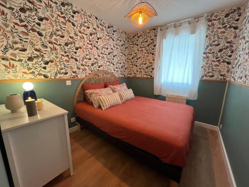 ein kleines Schlafzimmer mit einem Bett und einem Fenster in der Unterkunft Appartement chic & cosy au calme in Albi