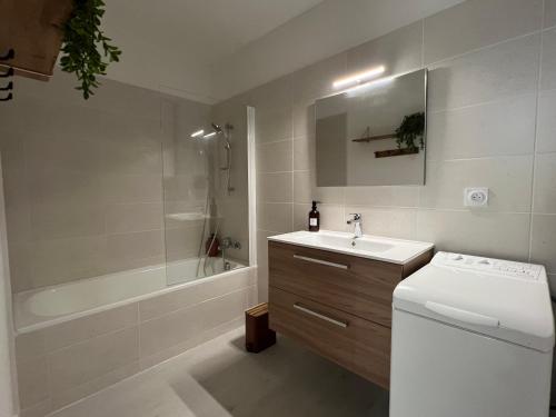 ein Badezimmer mit Waschbecken, Badewanne und Toilette in der Unterkunft Appartement chic & cosy au calme in Albi