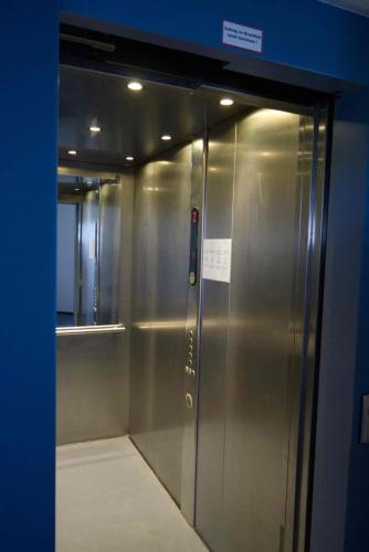 an elevator in a building with its door open at Inselblume 02 - Maritime Ferienwohnung, Blick zum Yachthafen in Burgtiefe auf Fehmarn 