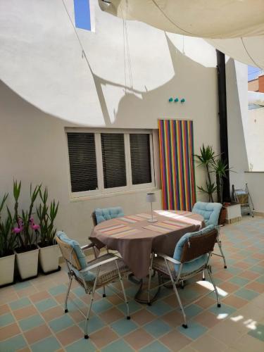 a table and chairs in a room with plants at Ku terraza PARKING in Murcia