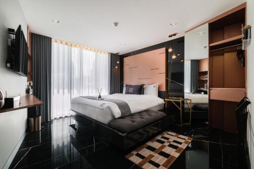 Un dormitorio con una cama grande y un baño. en Hotel 433 - Asoke Sukhumvit, en Bangkok