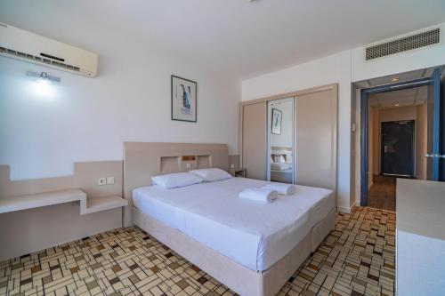 Postel nebo postele na pokoji v ubytování Sibyl Hotel Erythrai by Muup-All Inclusive