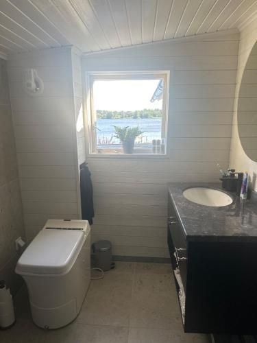 Ένα μπάνιο στο Cabin 20 m from the water on Ekerö