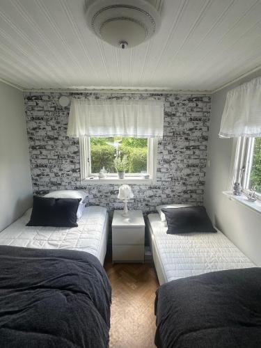 Ένα ή περισσότερα κρεβάτια σε δωμάτιο στο Cabin 20 m from the water on Ekerö