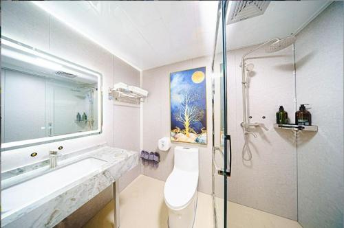 un bagno bianco con lavandino e doccia di Guangzhou Yashe Smart Apartment a Canton