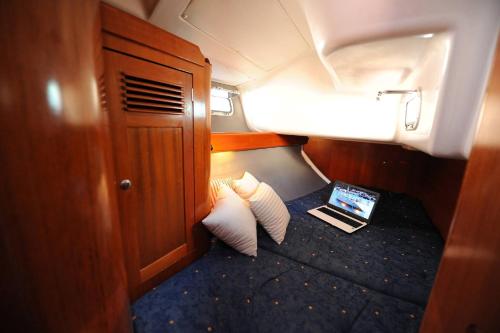 スプリトにあるSailing holiday in Croatia - private sailing yacht 14mの小さな部屋(枕2つ、本付)