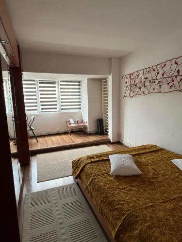 Un dormitorio con una cama grande y una ventana grande. en Cazare festival Untold, en Văleni