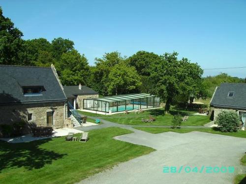 Πισίνα στο ή κοντά στο Gite le ST CADO 4-6 pers, piscine, billiard et baby-foot