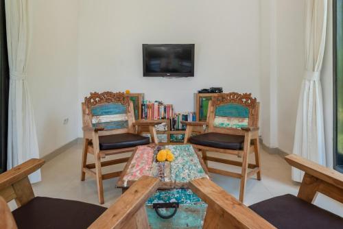 TV a/nebo společenská místnost v ubytování Jempiring - luxury spacious villa with staff!