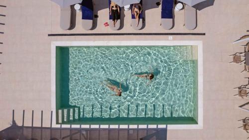 Bazén v ubytování Linari Sea & Suites nebo v jeho okolí