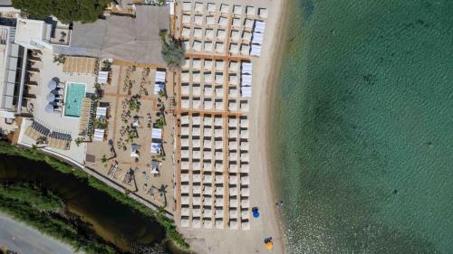 an overhead view of a building on the beach at Linari Sea & Suites in Ormos Panagias