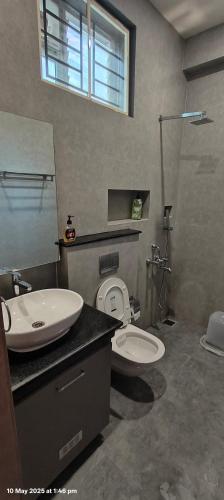 Ένα μπάνιο στο BAYWOODS Luxury Beach Villa, ECR Edaikazhinadu - Near Pondicherry