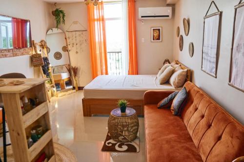 un salon avec un canapé et un lit dans l'établissement Tropical Studio 40mbps, à Lapu Lapu City