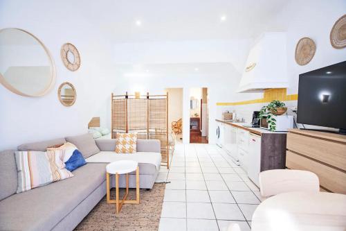 a living room with a couch and a kitchen at Providencia 1 - Shipyard and Yacht crews in La Ciotat