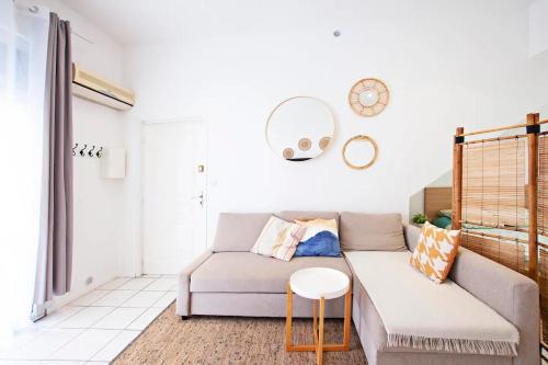 a living room with a couch and a table at Providencia 1 - Shipyard and Yacht crews in La Ciotat