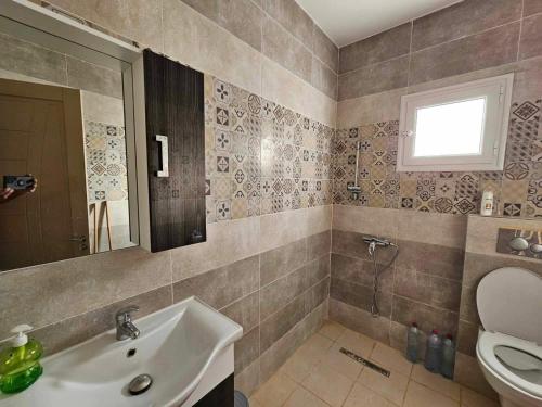 a bathroom with a sink and a toilet at Villa vacances proximité plage in Taguermess