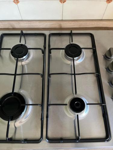 a stove top with four burners on it at Dai nonni di Preteto in Veccialone
