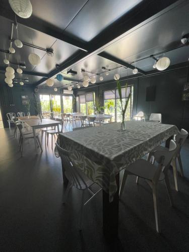 Ein Restaurant oder anderes Speiselokal in der Unterkunft Projekt Przełazy 1 