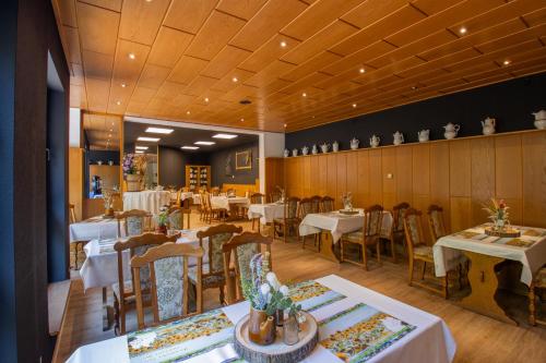 a dining room with white tables and chairs at Ferien Hotel Cottbus in Kolkwitz