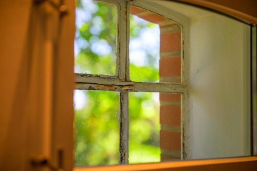 a window in a room with a brick at Tammwarftshof in Pellworm