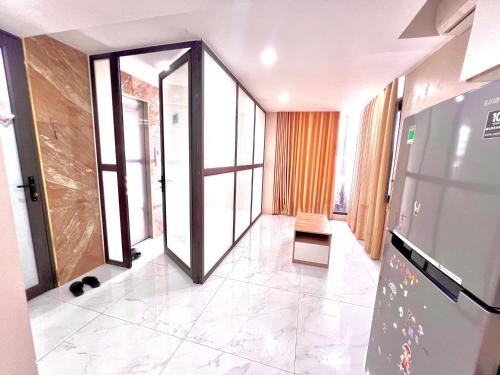 an empty room with glass doors in a building at HPT Home II Hoàng Huy Riverside Apartment - Homestay chuỗi căn hộ Hải Phòng in Hai Phong