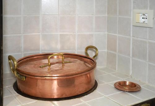 a copper pot sitting on top of a stove at Corte delle rondini in Calimera