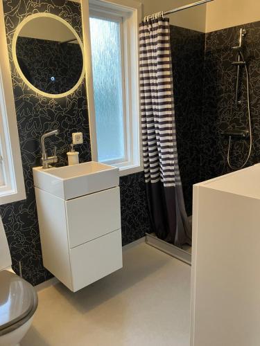 a bathroom with a sink and a toilet at Villa with proximity to the sea in Timmernabben