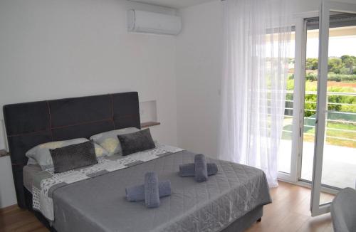 RazvalaにあるHoliday House Maraのベッドルーム1室(スリッパ2枚付)