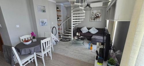 ein Wohnzimmer mit Tisch und ein Esszimmer in der Unterkunft New 3Room Maisonette Apartment in Sunny Day 3 Sunny Beach in Sonnenstrand