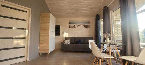 Ruang duduk di Domki DIAMENT, Comfortable Cottages near the Sea & Lake in Dziwnówek