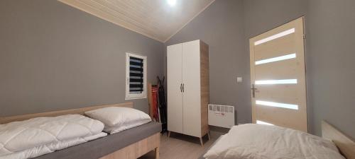 Katil atau katil-katil dalam bilik di Domki DIAMENT, Comfortable Cottages near the Sea & Lake in Dziwnówek