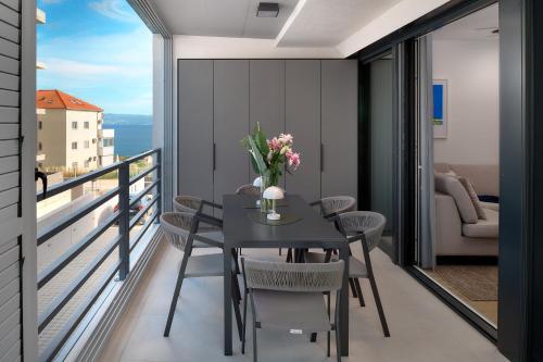 Urban Nook - Deluxe apartment with private heated pool