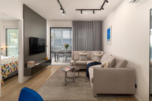 Urban Nook - Deluxe apartment with private heated pool