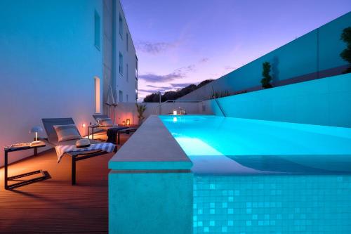 Urban Nook - Deluxe apartment with private heated pool