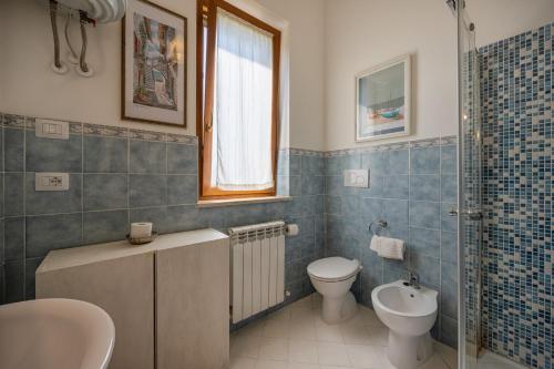 a bathroom with a sink and a toilet and a shower at La Sosta di Braccio in Macchie