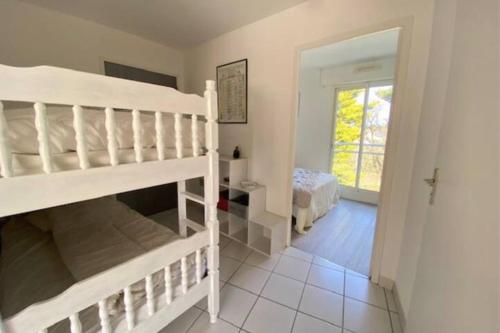 - une chambre avec 2 lits superposés dans l'établissement LE ROYAL - 500m plage - Wifi - Parking, à La Baule