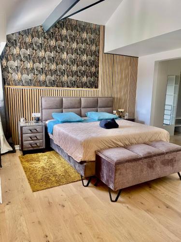 une chambre avec un grand lit avec des oreillers bleus dans l'établissement Penthouse de 170m2, 6 personnes avec jacuzzi et proche de Paris et Disney, à Neuilly-sur-Marne