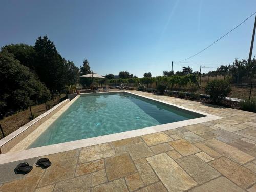 ein Swimmingpool in einem Hof mit Terrasse in der Unterkunft Villa La Cava in Riparbella