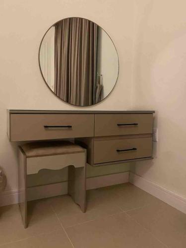 a dressing table with a mirror on top of it at شقة فاخره in Quai