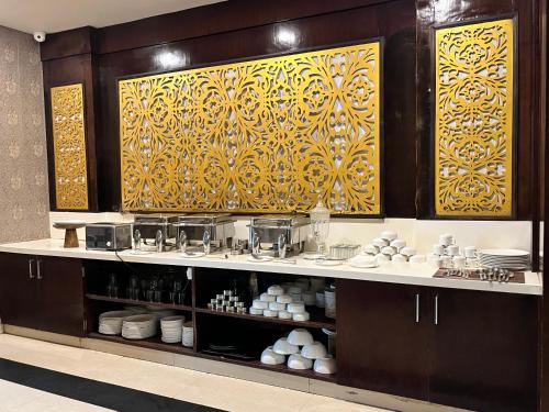 een keuken met een aanrecht met daarop servies bij Trimrooms Banaras Station in Varanasi