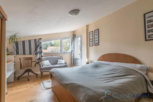 une chambre avec un lit, une chaise et un bureau dans l'établissement La Marée - 750m plage Noëveillard - Wifi, à Pornic