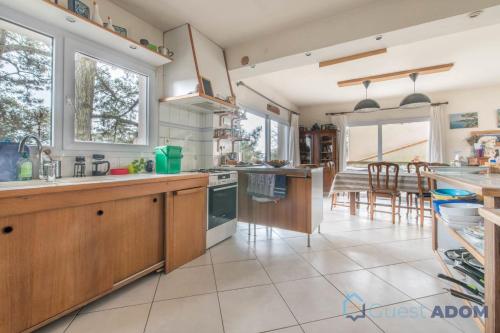 une cuisine avec un évier et une cuisinière four supérieur dans l'établissement La Marée - 750m plage Noëveillard - Wifi, à Pornic