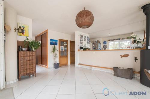 Il comprend un grand salon doté de carrelage blanc. dans l'établissement La Marée - 750m plage Noëveillard - Wifi, à Pornic