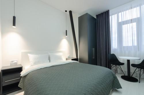 Postel nebo postele na pokoji v ubytování Petrovdom Apartments 14-2 in RC Diplomat Hall, Zhylianska 59