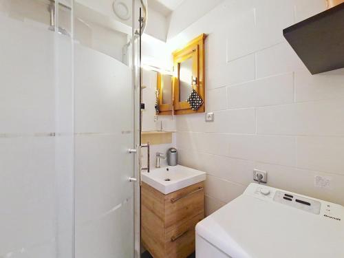 une petite salle de bain avec un lavabo et des toilettes dans l'établissement Petit Savoyard PY6 COSY & MOUNTAIN 4 Pers, à Châtel